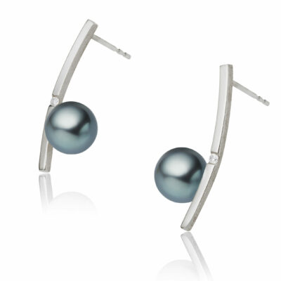 White gold earrings with dark pearl