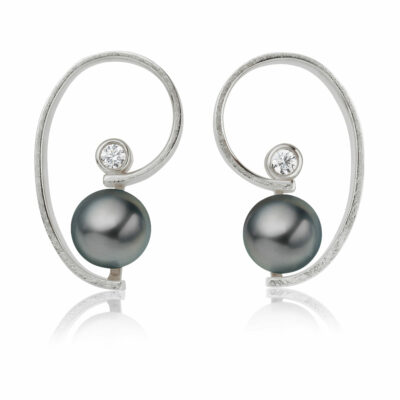 Curvy white gold earrings with pearl