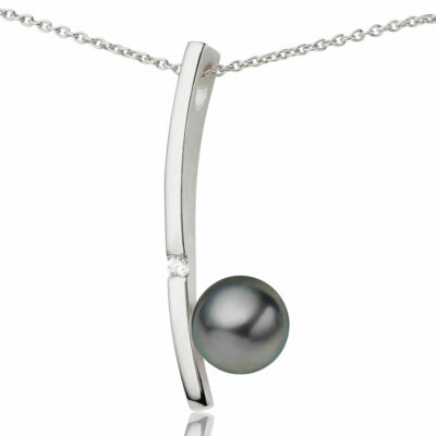 White gold pendant with pearl