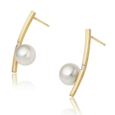 Gold earrings with pearl