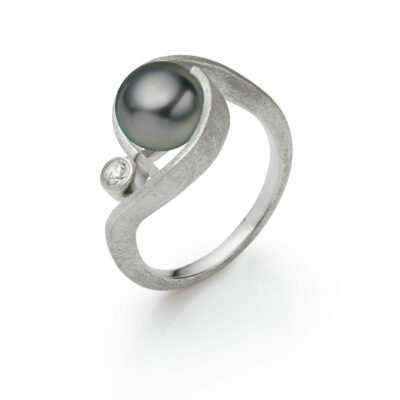 Curvy white gold ring with stone