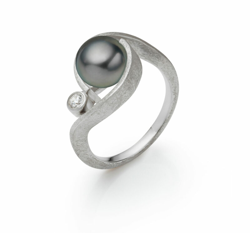 Curvy white gold ring with stone